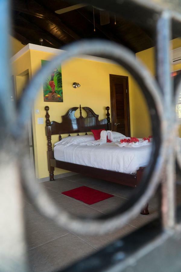 The White Horse Inn - Hopkins Village Beach Belize Ngoại thất bức ảnh